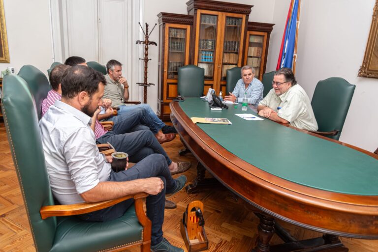 El ministro de Desarrollo Social, Alejandro Sciarra, visitó al intendente Eber da Rosa para agradecerle el apoyo de la intendencia durante este período que está culminando