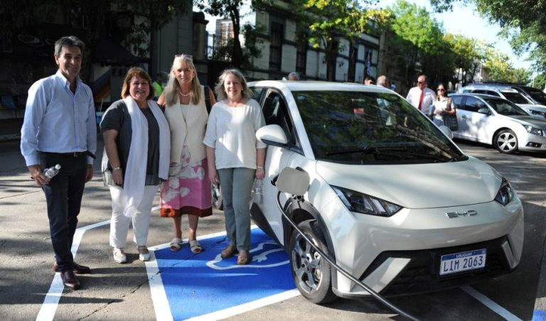 UTE inauguró punto de carga en Nueva Helvecia e iluminación led en Colonia Valdense