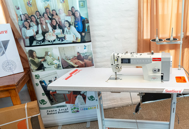 Grupo “Manos Creativas” en Sauce de Batoví recibió máquinas de coser que fortalecerán su trabajo