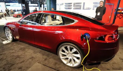 Condenan a Tesla a pagar más de US$200 millones por una falla del piloto automático