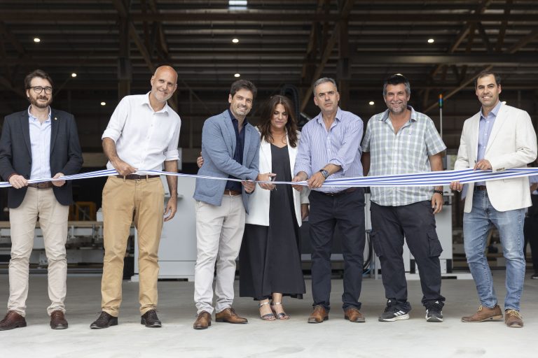 Presidente Orsi inauguró planta constructora de viviendas de madera