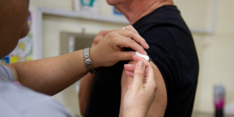 Campaña de vacunación antigripal se extiende hasta agosto.