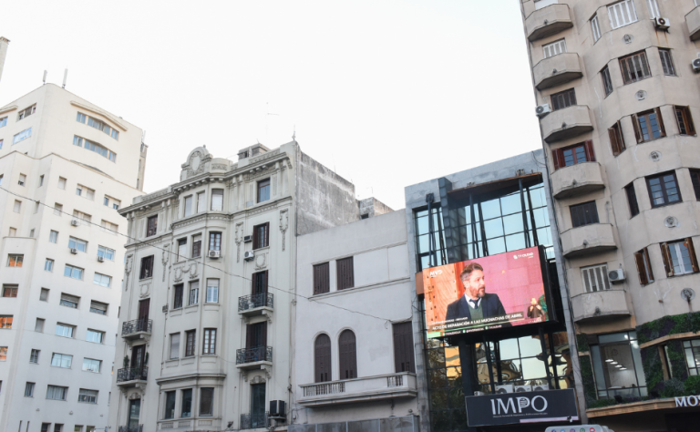 IMPO instala nueva pantalla en avenida 18 de Julio y cederá paneles al Secan y el Sodre